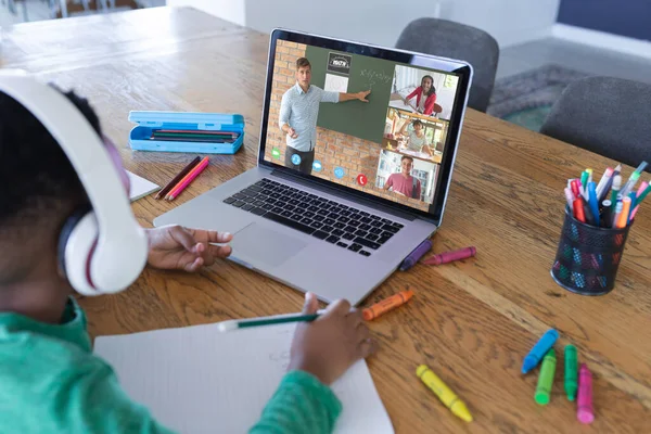 Afrikansk Amerikansk Pojke Använder Laptop För Videosamtal Med Olika Gymnasieelever — Stockfoto