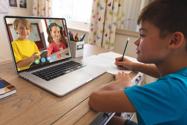 Kaukasischer Junge Mit Laptop Für Videoanrufe Mit Lächelnden Grundschülern Auf — Stockfoto