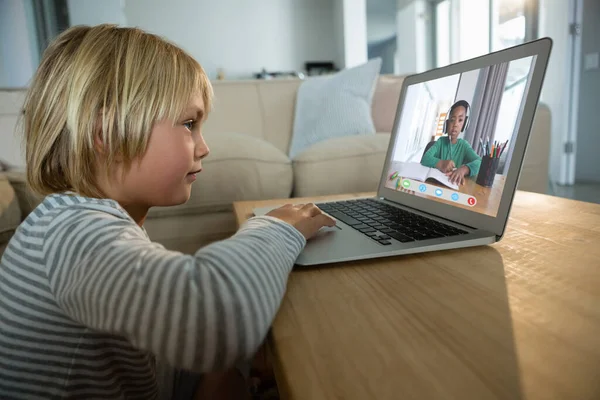 Fehér Srác Laptopot Használ Videohívásra Általános Iskolás Diákokkal Képernyőn Kommunikációs — Stock Fotó