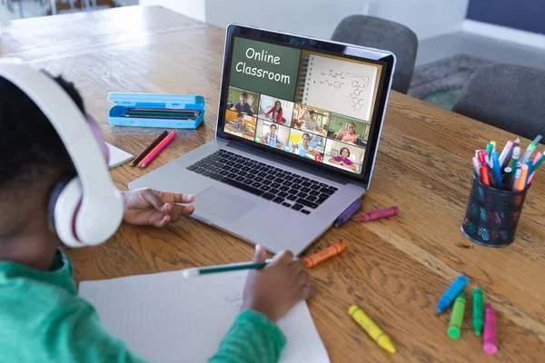 Egy Afro Amerikai Srác Laptopot Használ Videohívásra Általános Iskolás Diákokkal — Stock Fotó