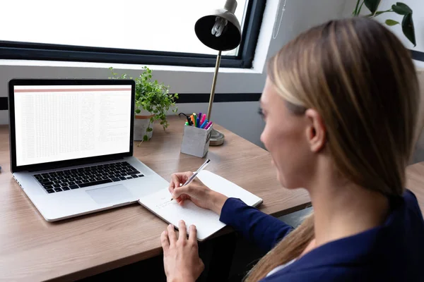 Programmeur Féminin Caucasien Assis Bureau Ordinateur Portable Avec Codage Écran — Photo