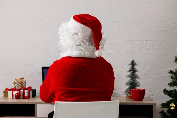 Babbo Natale Seduto Alla Scrivania Utilizzando Computer Natale Tradizione Concetto — Foto Stock