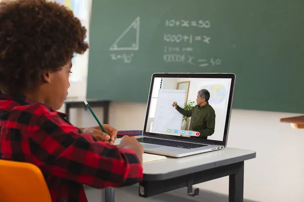 Menino Afro Americano Usando Laptop Para Videochamada Com Professor Masculino — Fotografia de Stock
