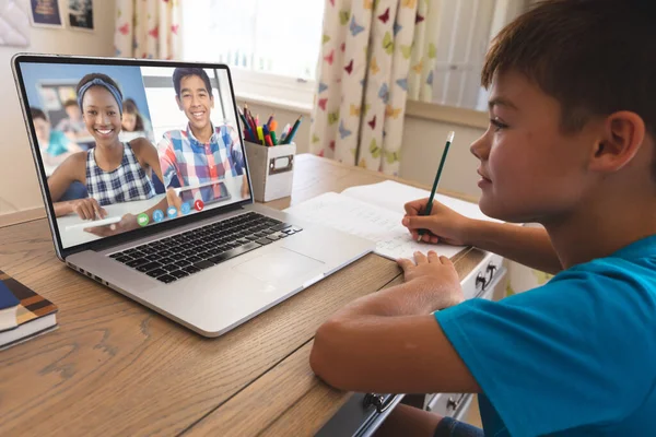 Lächelnder Kaukasischer Junge Mit Laptop Für Videoanrufe Auf Dem Bildschirm — Stockfoto