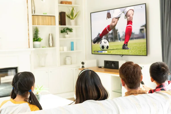 Diversas Crianças Assistindo Com Jogo Futebol Tela Conceito Desporto Global — Fotografia de Stock