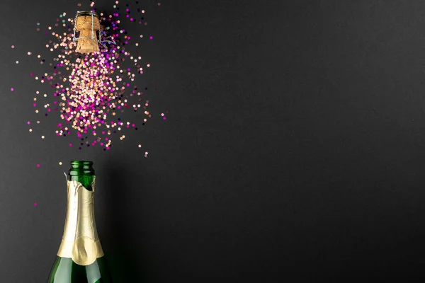 Yeni Yıl Şampanyası Siyah Arka Planda Konfeti Karışımı Yeni Yıl — Stok fotoğraf