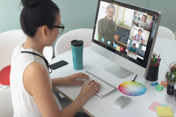 Menina Caucasiana Usando Laptop Para Videochamada Com Sorrindo Diversos Alunos — Fotografia de Stock