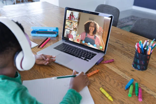 Африканский Американец Использующий Ноутбук Видеозвонков Различными Учениками Старшей Школы Экране — стоковое фото