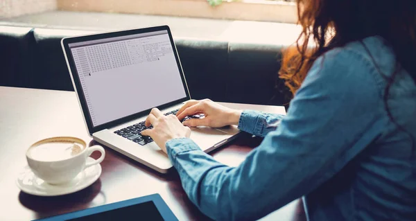 Programador Femenino Caucásico Sentado Escritorio Con Café Usando Ordenador Portátil —  Fotos de Stock