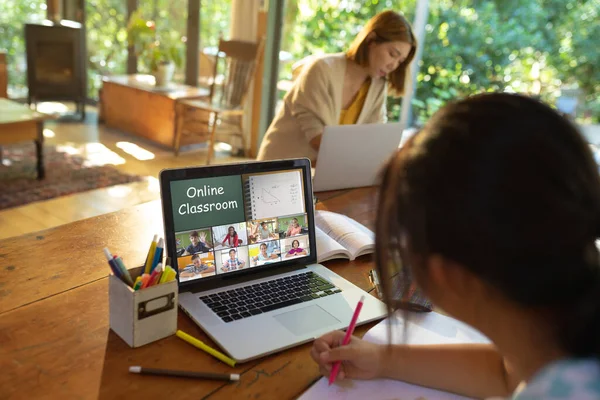 Menina Asiática Usando Laptop Para Videochamada Com Sorrindo Diversos Alunos — Fotografia de Stock