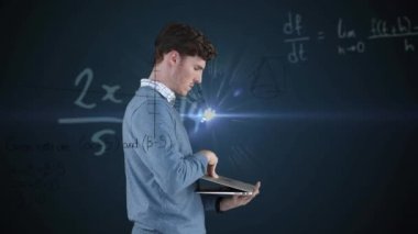 Matematiksel denklemin animasyonu, dünyanın etrafındaki aydınlatma kalkanı, teknolojiyi kullanan beyaz adam. Dijital bileşik, çoklu pozlama, küreselleşme, fizik, makine öğrenme ve teknoloji.