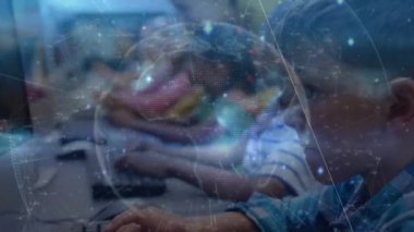 Bilgisayar kullanan okul çocukları üzerinden bağlantı ağının ve dünyanın animasyonu. Küresel eğitim ve dijital arayüz kavramı dijital olarak oluşturulmuş video.