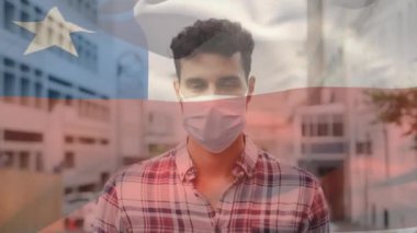 Şili bayrağının şehir caddesinde yüz maskesi takan Latin adamın üzerinde dalgalanmasının animasyonu. covid 19 salgın konsepti boyunca dijital olarak üretilen küresel sağlık önlemleri.