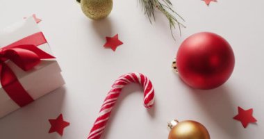 Beyaz arka planda iki Noel bastonu ve dekorasyonunun videosu. Noel, gelenek ve kutlama konsepti.