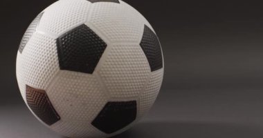 Siyah arkaplanda fotokopi aletiyle futbol animasyonu. Spor, hareket, eğitim ve aktif yaşam tarzı kavramı.