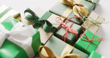 Noel ağacı oluşturan hediyelerin ve beyaz arka planda fotokopi alanının videosu. Noel, gelenek ve kutlama konsepti.