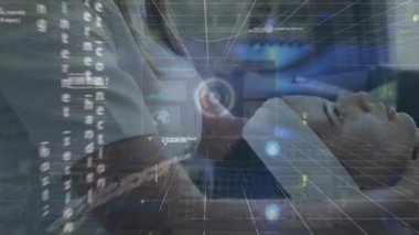 Mavi uzayda veri işleme üzerinde döndürme animasyonu. Küresel spor teknolojisi veri işleme ve dijital arayüz kavramı dijital olarak oluşturulmuş video.