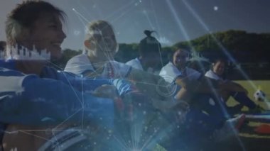 Stadyumdaki çeşitli futbol oyuncuları üzerinden veri işleme ağı bağlantılarının animasyonu. Dijital olarak oluşturulmuş küresel bağlantılar, spor ve dijital arayüz kavramı.