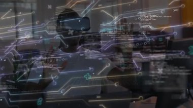 Ofiste VR kulaklık takan Afro-Amerikan bir adam üzerinde ışık ve veri işleme animasyonları. Bilgisayar arayüzü ve iş teknolojisi kavramı