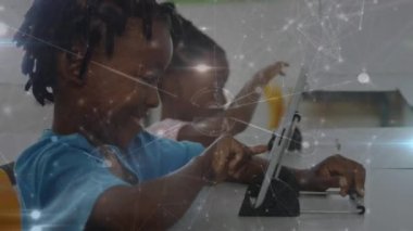 Okulda dijital tablet kullanan Afrikalı Amerikalı bir çocuk üzerinden bağlantı ağının animasyonu. Okul ve eğitim teknolojisi kavramı