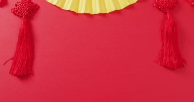 Kırmızı arka planda Çinli hayranların yakın çekim videosu. Çin yeni yılı, gelenek ve kutlama konsepti.