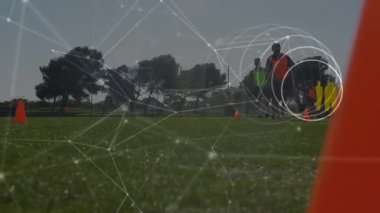 Çeşitli futbol oyuncuları üzerinden bağlantı ağının animasyonu. Dijital olarak oluşturulmuş küresel bağlantılar, spor ve dijital arayüz kavramı.