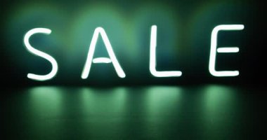 Siyah arkaplanda neon satışı metninin bileşimi. Perakende, alışveriş, renk, ışık ve siber pazartesi konsepti.