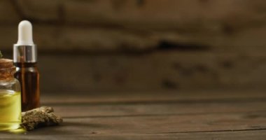 Marihuana tomurcukları videosu ve ahşap arka planda bir şişe cd özütü. Sağlık tedavileri ve tıbbi yardımlar için Cbd, cannabidiol özü ve esrar.