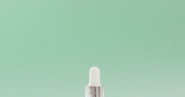 Marihuana yaprağı, tomurcuklar ve mavi arka planda bir şişe cbd özü videosu. Sağlık tedavileri ve tıbbi yardımlar için Cbd, cannabidiol özü ve esrar