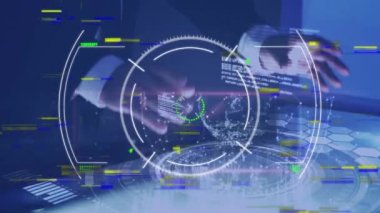 Kesilmiş elin fütüristik teknolojiyi, programlama dilini, küreyi ve daireleri kullanarak animasyonu. Dijital bileşik, çoklu pozlama, küreselleşme, kodlama, geometrik şekil ve teknoloji kavramı.