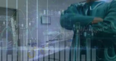 Kolları hastanede çaprazlanmış beyaz erkek doktorun portresi üzerinde birden fazla grafik animasyonu. Dijital bileşik, çoklu pozlama, hologram, rapor, veritabanı, sağlık hizmeti kavramı.