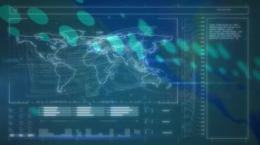 Dünya haritasında mavi arkaplan ile veri işleme ile dijital arayüzün animasyonu. Küresel ağ ve iş teknolojisi kavramı