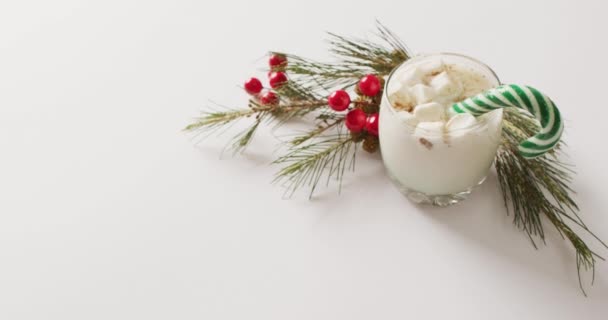 白い背景の上にマシュマロとホットミルクのカップのビデオ クリスマス お祝いのコンセプト — ストック動画