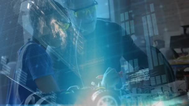 工場で働く多様な男性と女性のエンジニアによるデータ処理のアニメーション グローバルビジネスとエンジニアリング技術の概念 — ストック動画