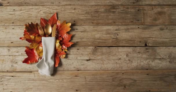 Video Cutlery Cloth Autumn Decoration Leaves Lying Wooden Surface Thanksgiving — Stock Video