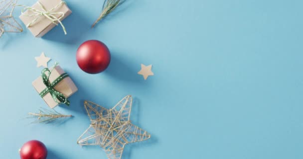 Mücevherlerle Süslenmiş Bir Noel Videosu Mavi Arka Planda Fotokopi Alanı — Stok video