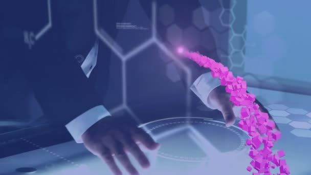 Dnaヘリックス 六角形のアニメーションと現代の技術を使用してビジネスマンの中間部上のコード デジタル複合体 多重露光 遺伝学 コーディング ビジネスコンセプト — ストック動画