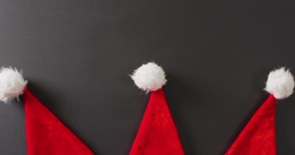 Gri Arka Planda Noel Baba Şapkalarının Yakın Çekim Videosu Giyim — Stok video