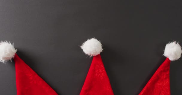 Video Primer Plano Los Sombreros Santa Sobre Fondo Gris Concepto — Vídeo de stock