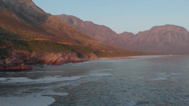 Video Hermosa Vista Costa Del Mar Con Olas Rocas Tranquilidad — Vídeo de stock