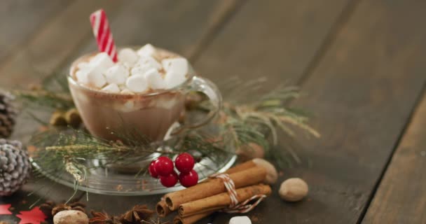 Video Taza Chocolate Caliente Con Malvaviscos Sobre Fondo Madera Navidad — Vídeo de stock