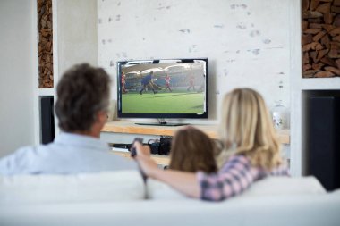 Evde oturup TV 'de futbol maçı izleyen aile görüntüsü. spor, rekabet, eğlence ve teknoloji konsepti dijital kompozit görüntü.