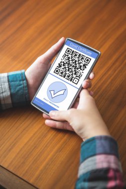 Masada oturan ve cep telefonu kısa mesaj yazarak kadın