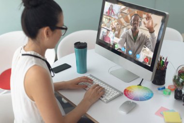 Kafkasyalı kız ekranda çeşitli lise öğrencilerini sallayarak bilgisayar kullanıyor. iletişim teknolojisi ve çevrimiçi eğitim, dijital kompozit resim.