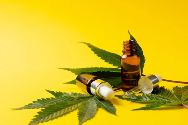 Sarı Yüzeyde Bir Şişe Cbd Yağı Marihuana Yaprağı Resmi Cbd — Stok fotoğraf