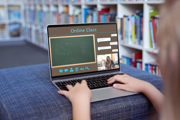 Gadis Kaukasia Menggunakan Laptop Untuk Panggilan Video Dengan Kelas Layar — Stok Foto