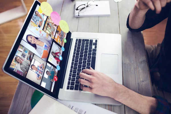 Müzik app midsection yaratıcı düzenleyicisinin üstünde laptop çalışma karşı