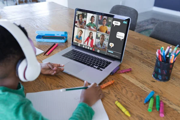 Egy Afro Amerikai Fiú Laptopot Használ Videohívásra Különböző Általános Iskolás — Stock Fotó