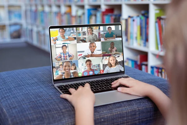 Blank Meisje Dat Laptop Gebruikt Voor Videogesprekken Met Glimlachende Middelbare — Stockfoto