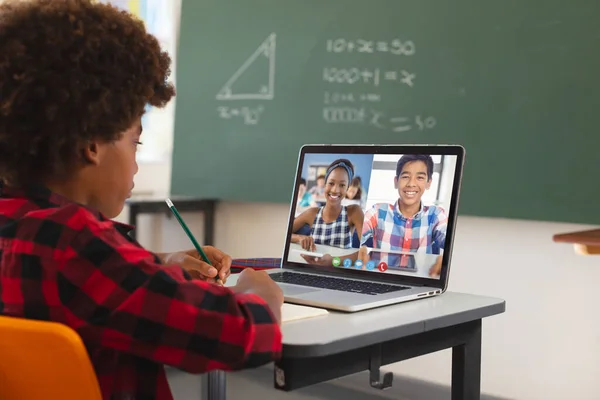 Menino Afro Americano Usando Laptop Para Videochamada Com Diversos Alunos — Fotografia de Stock